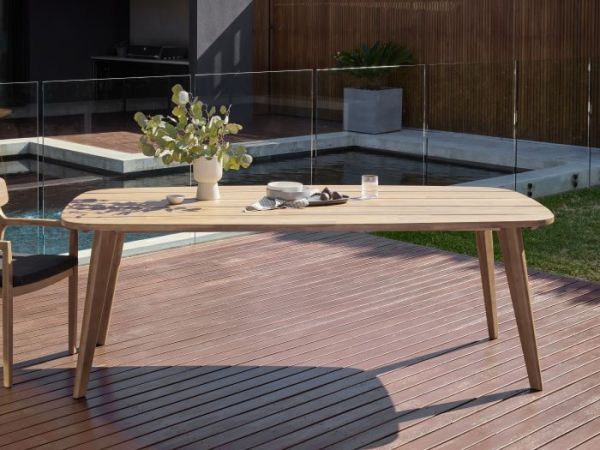 rixos-outdoor-dining-table